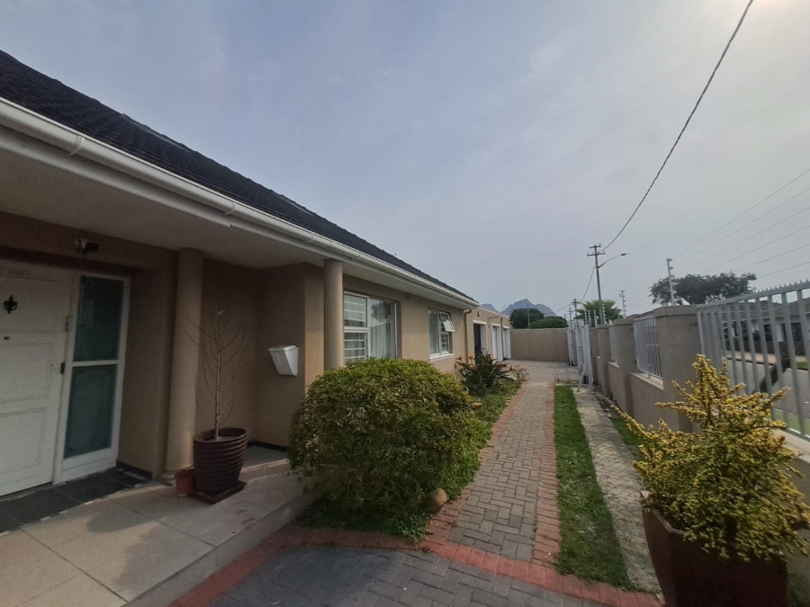 6 Bedroom Property for Sale in Athlone Western Cape